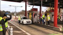 Les gilets jaunes en action au péage d'Ecole-Valentin