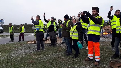 A l arrivée des CRS devant le barrage du dépôt pétrolier de Portes les Valence