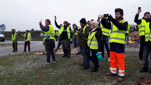 A l arrivée des CRS devant le barrage du dépôt pétrolier de Portes les Valence