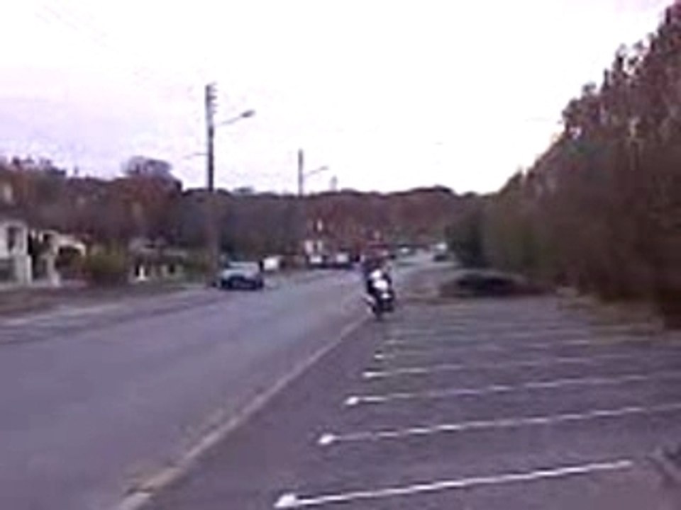 Saut avec un vieux scooter