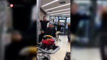 Il bimbo piange dal barbiere: i clienti gli strappano un sorriso cantando 