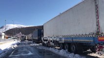 Ora News - Rruga në Greqi ende e bllokuar nga bora, kamionë dhe autobusë presin në Kapshticë