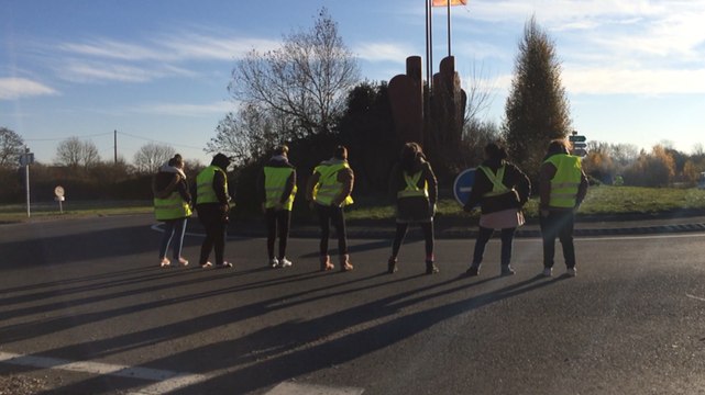 Gilets jaunes à Falaise. Une Macarena improvisée sur le rond-point de Putanges