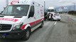 Bursa'da facianın eşiğinden dönüldü...Refüjdeki ağaçları biçip karşı şeride geçen otomobil iki tırın altında kalmaktan son anda kurtulurken, bir kişi yaralandı
