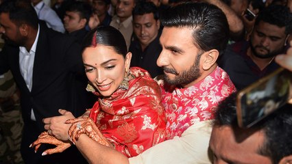 Deepika Padukone फेरों पर ही पापा के गले लग रो पड़ी, Ranveer Singh ने आकर संभाला | वनइंडिया हिंदी