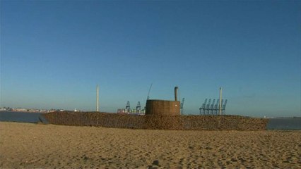 Deutsche Kapitulation: Holz-U-Boot erinnert an Ersten Weltkrieg