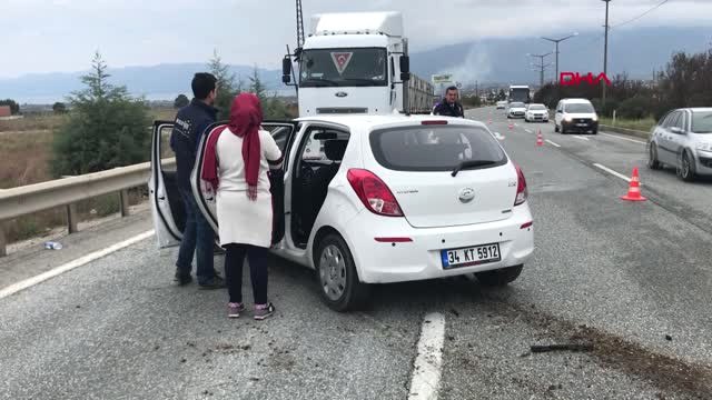 Bursa Refüjdeki Ağaçları Yıkan Otomobil, Tır'ın Altına Girmekten Kurtuldu
