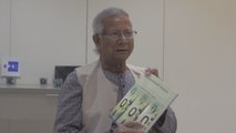 Yunus considera esencial que las mujeres controlen sus propios proyectos