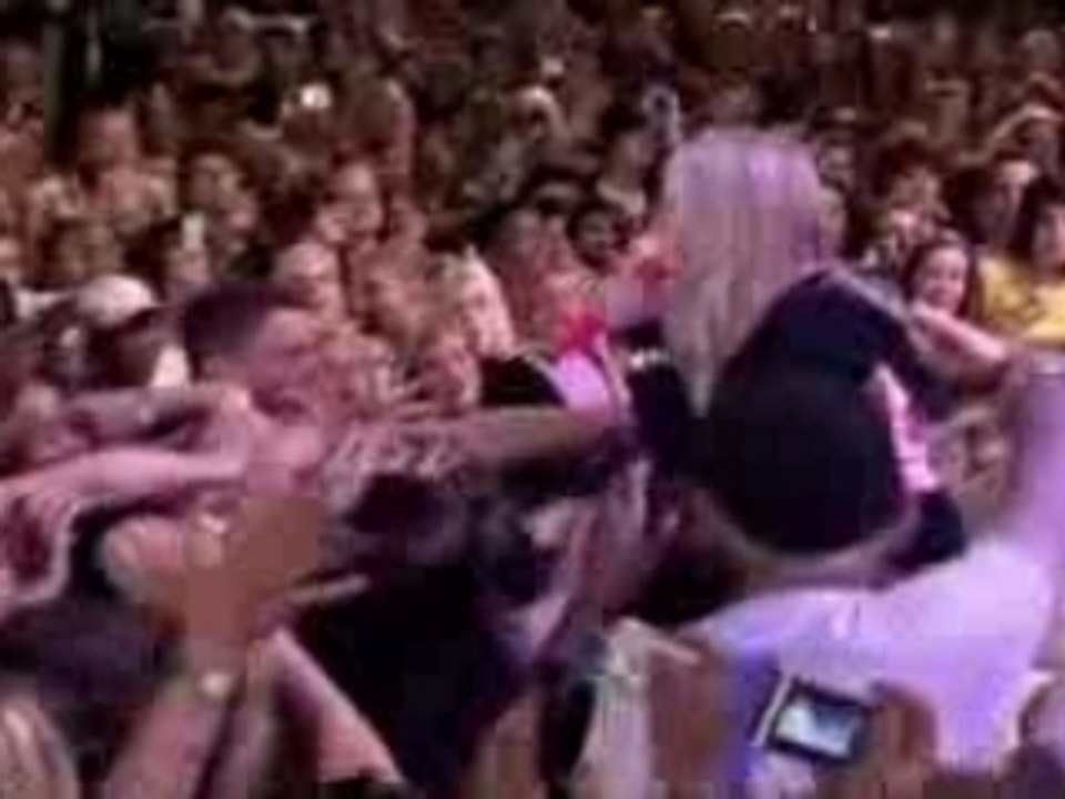 AvriL Lavigne - Girlfriend LIVE