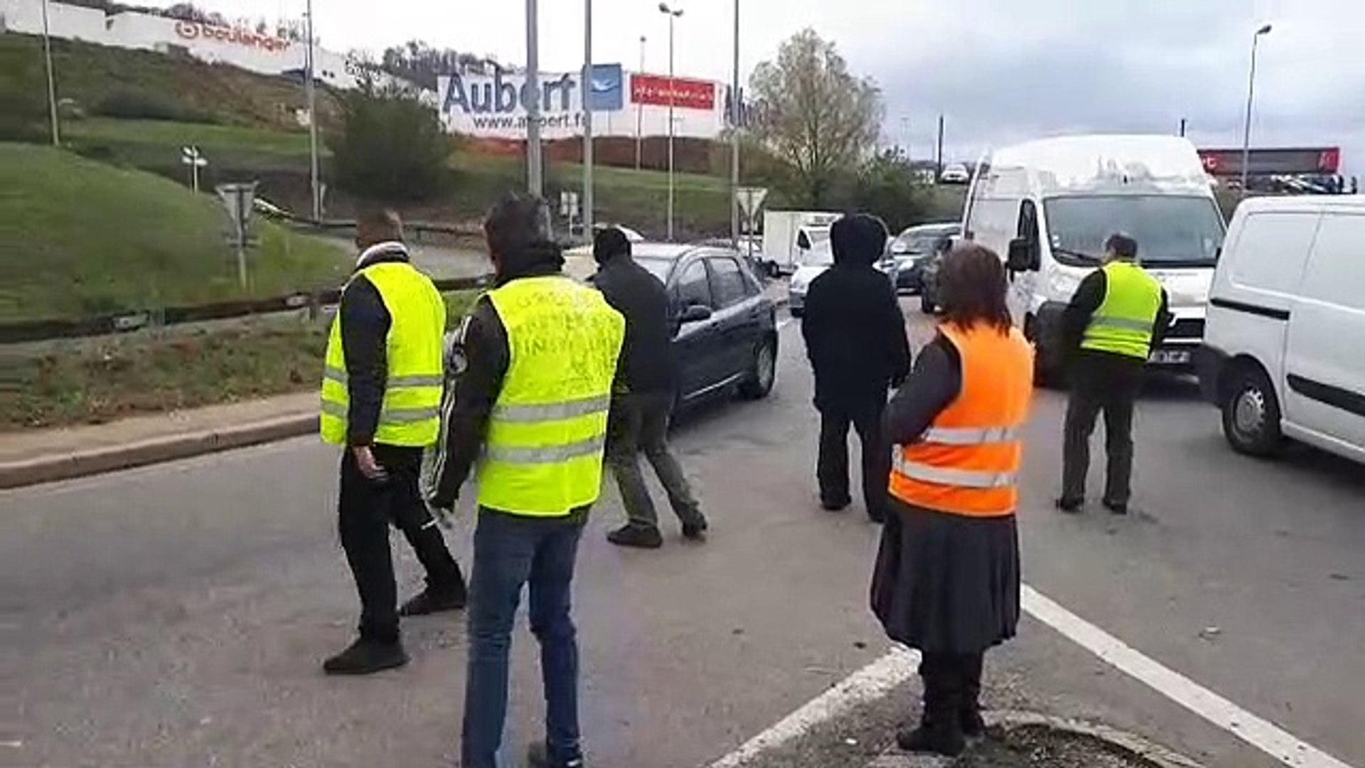 Gilets Jaunes Au Rond Point De Frouard La Circulation Est Fortement Ralentie