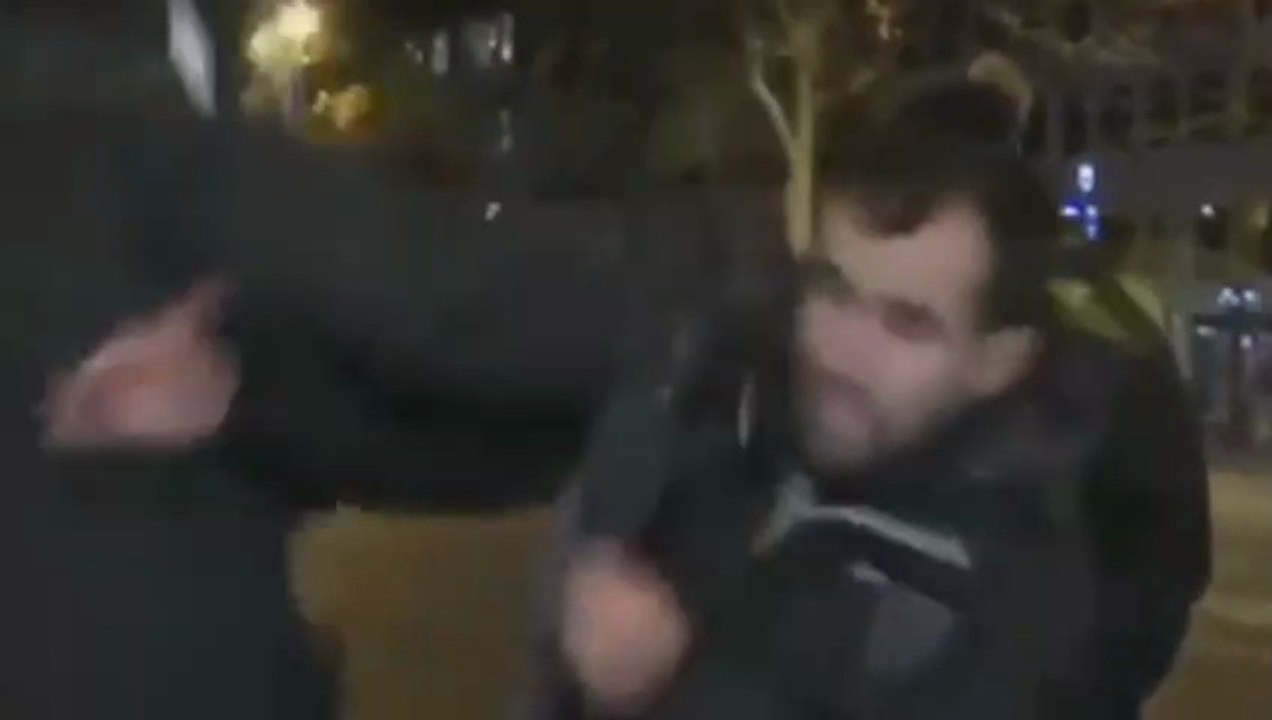 Un journaliste se prend un œuf sur la tête par un gilet jaune