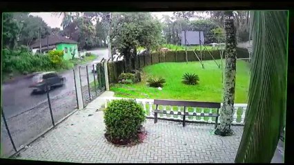 Caminhão tomba e atinge quintal de casa em Curitiba. É a segunda vez em 5 meses!