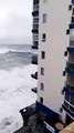 Découvrez les images terrifiantes d'une vague qui détruit un balcon au 3e étage d’un immeuble de Tenerife
