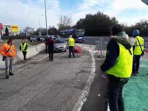 Blocage de l'un des accès à la zone commerciale Auchan nord