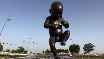 Esculturas gigantes mostram o milagre da vida no Catar