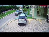 Vídeo mostra motociclista se chocando contra carro parado próximo a hotel