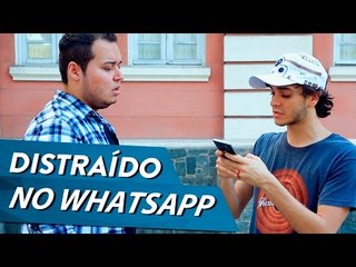 DISTRAÍDO NO WHATSAPP