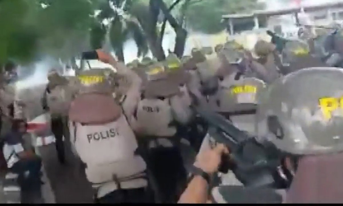 Terobos Bandara Babullah, Unjuk Rasa Mahasiswa Berakhir Ricuh