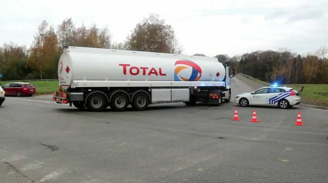 A Feluy, les gilets jaunes ont été délogés et le réapprovisionnement des camions-citernes a repris