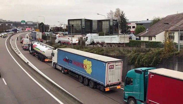 Franche-Comté Gilets jaunes concert de klaxons des routiers en soutien aux manifestants à Ecole-Valentin