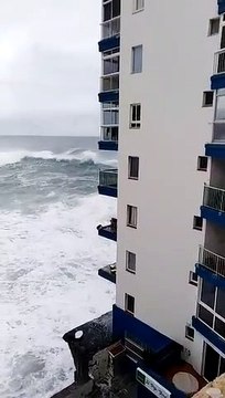 Des vagues endommagent les balcons d'un immeuble