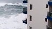 Vídeo mostra ondas gigantes a destruir varandas em Tenerife