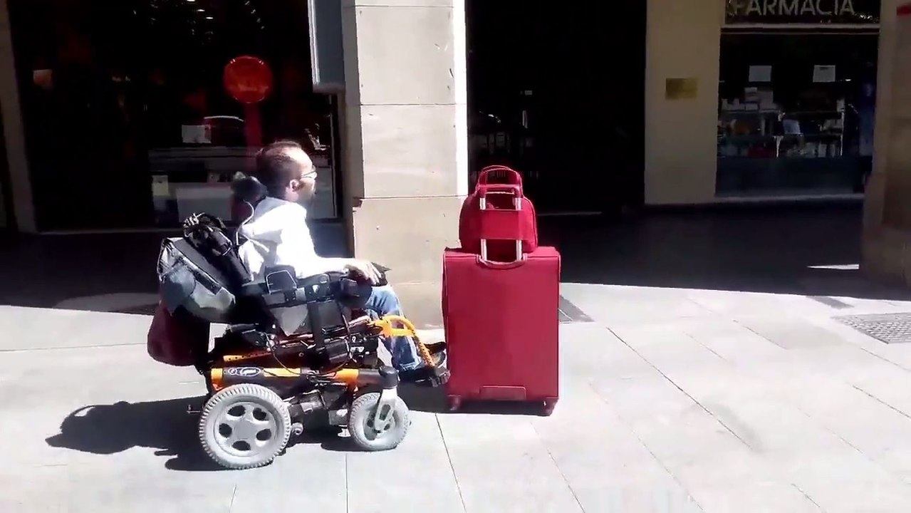 Echenique empujando sus maletas con la silla de ruedas - Vídeo Dailymotion