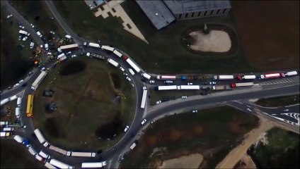 Le blocage du rond-point d'Innovia vu du ciel, lundi