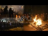 Ora News - Banorët e Astirit përplasen me policinë, djegin koshat e plehrave, mbi 10 të shoqëruar