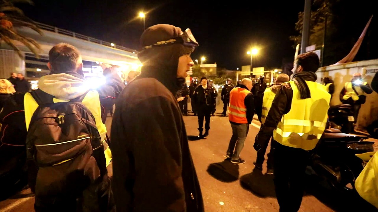 Les forces de l'ordre procèdent à l'évacuation des "gilets jaunes" d'Antibes