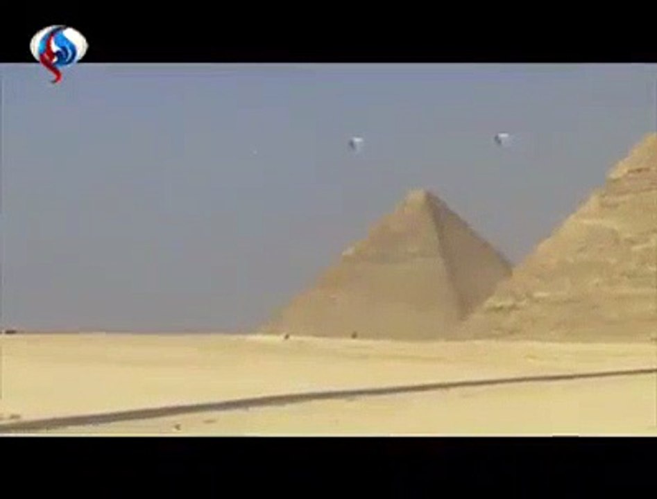 Is this real ? UFOs above the pyramids !!