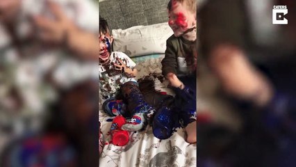 Ces enfants se peignent au Ketchup sur le lit des parents !