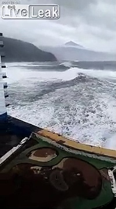 Ces vagues atteignent le 5e étage d'un immeuble en bord de mer à Tenerife en Espagne !
