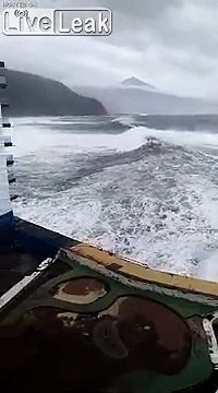Ces vagues atteignent le 5e étage d'un immeuble en bord de mer à Tenerife en Espagne !