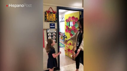 Vea la original forma como esta profesora recibe a sus estudiantes