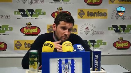 Bronca entre el entrenador del Lleida y un periodista por responder en catalán