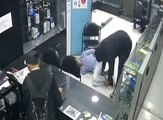 Cámaras de seguridad captan a tres sujetos robando un local de teléfonos celular