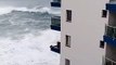 Des vagues immenses détruisent les balcons d'un immeuble