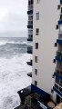 Des vagues immenses détruisent les balcons d'un immeuble