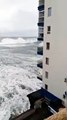 Canaries : Une vague terrifiante détruit les balcons d'un immeuble à Tenerife