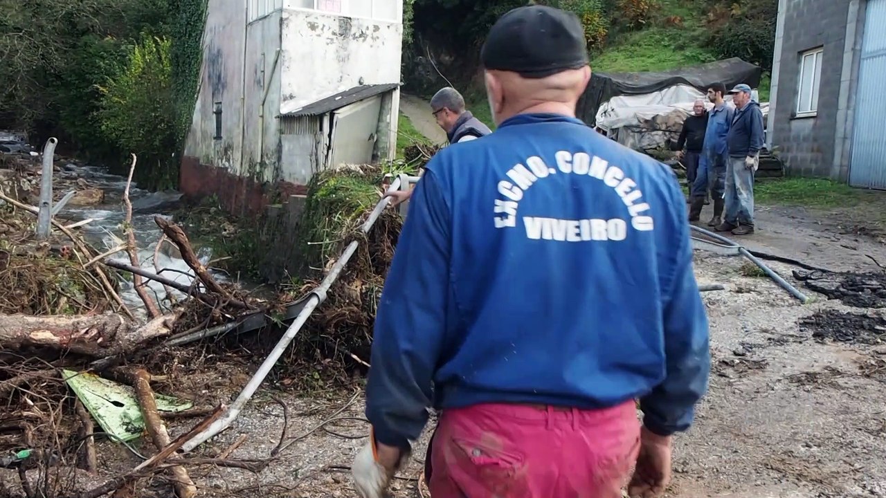 Muere una persona en Viveiro y rescatan un autobús en Murcia debido al temporal