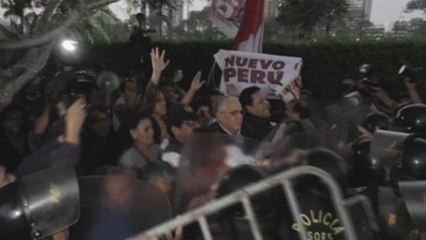 Partidarios y detractores de García chocan ante la residencia uruguaya