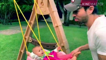 Enrique Iglesias jugando con sus gemelos Nicholas y Lucy