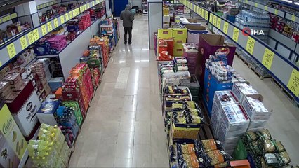 Markete giren hırsızın kasayı çikolatanın barkoduyla açıp soyduğu ortaya çıktı...Hırsızlık anları kamerada
