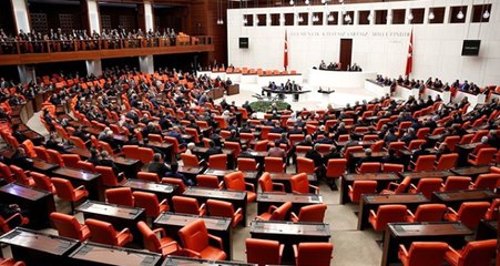 Meclis'te Özgeçmiş Tartışması: Albüm Bütünlüğü Nedeniyle 'KHK ile İhraç Edildi' İfadesi Kaldırıldı