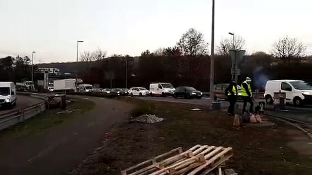 Les gilets jaunes bloquent de nouveau le rond-point du Leroy Merlin à Houdemont