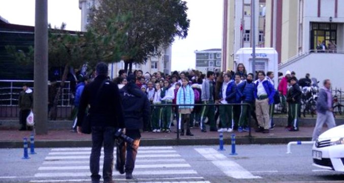 Uzaklaştırma Kararı Olan Koca, Eşini Durakta Servis Beklerken Öldürüp, İntihar Etti