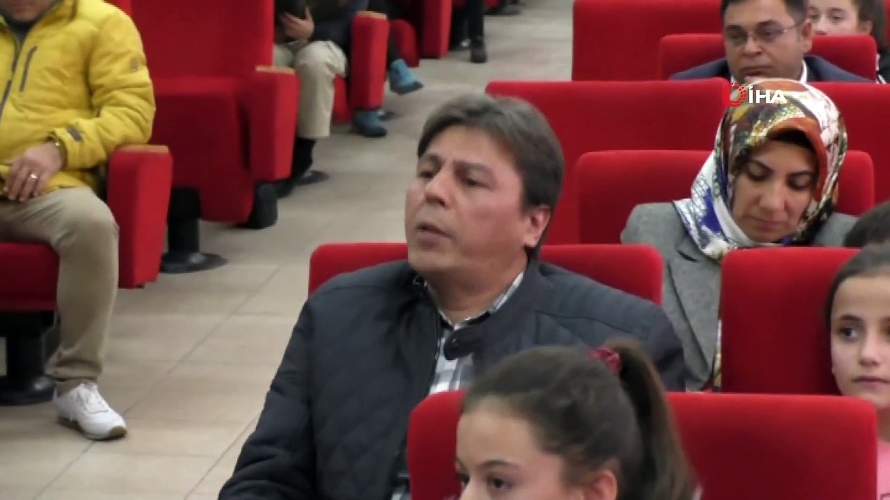 Öğrencilerin önünde hararetli tartışma... Temsilcilik seçiminde öğrencisine hazırladığı metni okutan öğretmen hakkında soruşturma açıldı