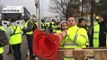 Les gilets jaunes s’attendent à être délogés par les policiers aux entrepôts d’easydis à Besançon.