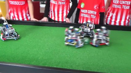 Denizlili Minikler Robotlara Yapay Zeka Yükleyip Futbol Oynatıyor